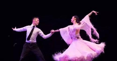 成人手捧花跳舞视频,成人手捧花舞蹈风采瞬间