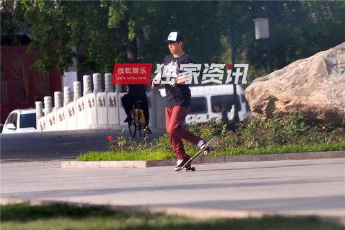 成人训练滑板视频